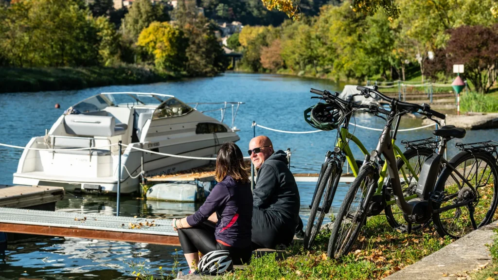 Couple taking a break along the ViaRhôna towards Charmes-sur-Rhône, with their electrically assisted bicycles, in autumn